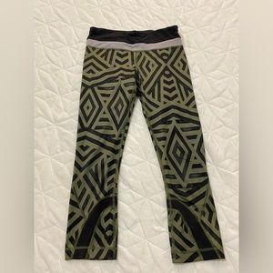 Lululemon Speed Up Crop / Capri Green and Black 21” Gym Training Size 4